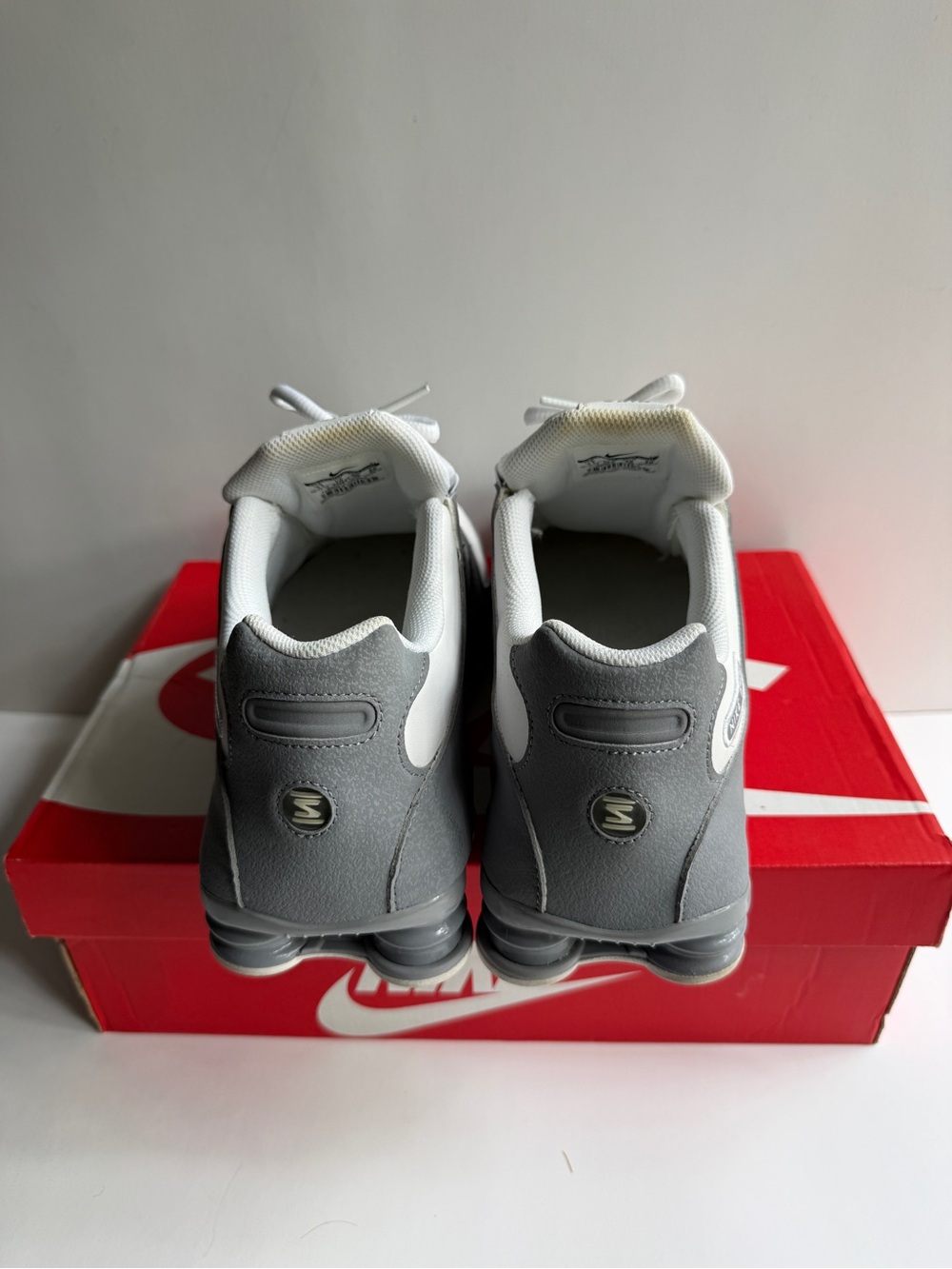 Nike Shox NZ Men’s Running Shoes White Gray Size 11 - Picture 4 of 10